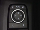 電動格納ミラー装備!スイッチを押して簡単にミラーの位置を適した位置に変更できます