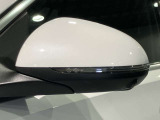 死角検知警告システムが装備されており、車線変更の際、死角に入る車両の検知、警告を行います。また、サイドミラー内部のインジケータが点灯し、危険の促しをしています。