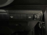 【オートライト】周りの明るさに応じて自動でヘッドライトの点灯・消灯ができる機能です!ライトの付け忘れ・消し忘れなどが無くなり、雨の日や夕方の走行も安心!トンネル通過時も便利ですね♪
