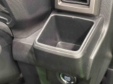運転席埋め込み式カップホルダー(太ボトル600mm収納可能)