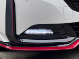 フロントLEDバンパーイルミネーション(NISMO専用)。バンパー下部に配置されたスタイリッシュなライトが、フロントフェイスに精悍な印象を与えます。