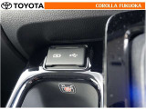 ポータブルオーディオなどの機器を接続して、車両のスピーカーで聞くことができます。