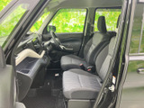広々とした空間が、乗り降りをスムーズにします。運転席からの視界も良好で、安全運転をサポートします。快適な空間で、運転を楽しみましょう。