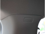 【カーテンエアバッグ】 車両側面に衝撃が加わった際に、音響センサーによって瞬時に展開、主に乗員の頭部を保護します。 ※非装着車と比べ、頭部への衝撃を約10分の1に軽減できます。