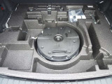 トランクの床下には、小さめですが収納もございます。BOSEスピーカーのウーハーもこちらに搭載されております♪