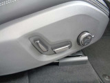 運転席8ウエイパワーシート(ドアミラー連動メモリー機構付)のスイッチ。