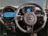 トグルスイッチを使うことにより、コクピット感を演出しております。メーターパネルも無駄な情報がなく、クラシック感のある見やすいメーターパネルで御座います。