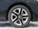 純正のアルミホイール装着車です。タイヤサイズは215/45R17です。