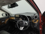 運転席全体 シンプルで見晴らしも広い、誰にも運転しやすいデザインです。