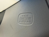 【サイド カーテンエアバック】車両側面から強い衝撃を受けたとき、衝撃を受けた側のSRSサイドとカーテンエアバッグが瞬時に膨らみ、乗員の主に胸部と頭部にかかる衝撃を緩和するシステムです
