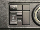 助手席側はパワースライドドアウェルカムオープン機能 降車時にスイッチで予約しておけば、乗車時に電子カードキーを持ってクルマに近づくだけでパワースライドドアが自動でオープン♪