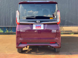 この車のお色はカンジュクカシスという名前です。名前の通り、成熟したカシスの色をイメージしたとても鮮やかな色ですね。