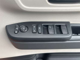 窓スイッチは使用感が出やすい所。文字消えや汚れ、オート機能・ロック操作の有無も確認◎。