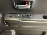 【運転席ドアスイッチ回り】パワーウィンドー[ロック機構]・電動格納式リモコンドアミラースイッチがまとまっているので操作しやすいです。