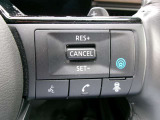 プロパイロット。高速道路の運転で、アクセル、ブレーキ、ステアリングをクルマがアシスト。ドライバーの負担を軽減します。