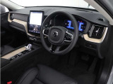 インストルメントパネルは僅かに運転席側へと傾けられているほか、余計なスイッチ類を可能な限り排し、運転に集中しやすい環境を造り出しています。