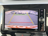 【バックモニター】後方の障害物や歩行者を確認できるバックモニター。狭い駐車場や混雑した場所でも安心して車を操作できます。