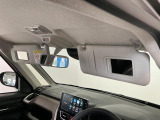 【サンバイザー】車内で身だしなみを整えるためのバニティミラーがセット。お化粧直しや髪型のチェックに活用できます。
