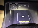 Qi対応のスマートフォンを置くだけで充電ができます。