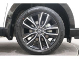 純正アルミホイールが足元を飾ります。タイヤサイズは225/50R18です。