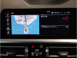 【ⅰドライブナビゲーション】文字情報も鮮明に表示する高解像度カラーディスプレイを採用。視認性に優れた地図デザインと特徴的な建造物を目印にした描写表示で現在位置を把握できます。地図データの更新も可能です