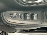 運転席のスイッチで全てのウィンドウの開閉操作を行うことができます。ロックボタンをONにしておくと、運転席以外のウィンドウは作動しないのでお子様を乗せているときなども安心ですね♪