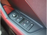 Audi正規ディーラーが高品質をお約束。高度な訓練・教育を受けたAudi専任メカニックが、100項目にもおよぶ精密な点検を実施。すべてクリアしたAudi車だけ、あなたのお手元に届けられるのです