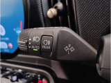 MINIの内装はとにかく『円』に拘ったデザインコンセプトが一目で伝わってきます。これほど円形に拘った車は他に御座いません。伝統のデザイン、トグルスイッチなど遊び心のある内装で御座います。