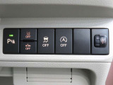 後退時ブレーキサポートを搭載しています。バック時にも衝突被害軽減ブレーキが作動、ブザーと表示で障害物への接近をお知らせします。