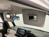 【サンバイザー】車内で身だしなみを整えるためのバニティミラーがセット。お化粧直しや髪型のチェックに活用できます。