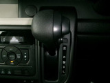 インパネシフトレバーの楽な運転姿勢と適切な操作性の確保により疲労を低減します。