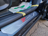 運転席、助手席にはST-Lineのロゴ入りスカッフプレートカバーを装備。赤いSTのロゴがスポーティな走りをイメージさせます。