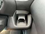 運転席の手の届く場所には500mlのパック飲料もピッタリ入る大きめのドリンクホルダーがございます(^^) ドライブ中の水分補給もバッチリです♪