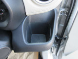 いくつあっても邪魔にならない運転席ドリンクホルダー付いてます!!