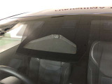 《Toyota Safety Sense》ミリ波レーダーと単眼カメラを併用した「2種類の目」でクルマや歩行者などを認識。個々の安全技術やシステムを連携させ、様々なシーンでドライバーをサポートします!
