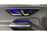 【メモリー付パワーシート】シートをかたどった調整スイッチはメルセデス・ベンツが特許を持っています。様々な体型の乗員に合わせた、きめ細かい調整が可能になっています。