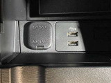スマートフォン等の充電や連携に便利なUSB Type-Aポートを2基配置。さらに12Vアクセサリー電源も備えドライブ中の電源確保に重宝します。毎日の通勤から遠出まで活躍する、利便性の高い快適装備です。
