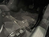 内装工程では、中古車を気持ちよくお乗りいただけるよう清掃しております。シートの洗浄はもちろん、ニオイの元となるフロアカーペットまで洗浄・消臭を実施。