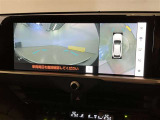 【パノラミックビューモニター&フロントビュー】見通しの悪い交差点やT字路などで車両前方と左右の状況確認をする為に車両上方と前方カメラからの映像を同時に表示するので周りがハッキリ確認でき安心です。