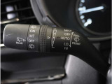 【オートワイパー機能】レバーをAUTOの位置にしているとき、レインセンサーが雨を感知すると、雨量に応じて、ワイパーが自動で作動します。
