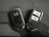 スマートキーをポケットやバッグに携帯していれば、キーを取り出すことなくドアハンドルを握り解錠、ドアハンドルのセンサーに触れるだけで施錠できます。