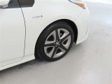 装着タイヤサイズは、215/45R17です。純正アルミホイールを装着しております。