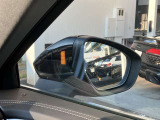 サイドアシスト装備 ドライバーの死角を並走する車両を検知します。ドアミラーの内側のLEDが点灯・点滅して事故の危険を知らせます。