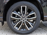 タイヤサイズは、225/50R18です。高品質でデザインにも優れている純正アルミホイールが装備され、スポーティーな雰囲気を演出しています。