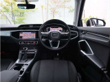 内装はシンプルに使い勝手を考え作られています。お車を運転する感覚をダイレクトに体感して頂けます。室内も広くロングドライブにも快適にお過ごしいただけます。