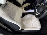 メルセデスのシートは、少し硬めに出来ておりますので、長時間の運転でも疲れにくく、安全にドライビングをお楽しみ頂けます