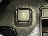 ECONスイッチ操作でエンジンやミッション、エアコンなどを総合的に制御、燃費をよくするようクルマが頑張ります。