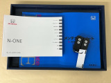 メンテナンスノート【点検整備記録簿・保証書】、取説も揃ってます。スマートキーはバッグなどにしまったままボタン操作でエンジン始動・停止やハイブリッドシステムの起動や停止ができて大変便利です