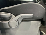運転席はご自身の適切な運転ポジションへ移動可能なラチェットが付いております。