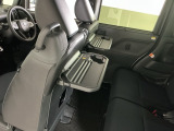 運転席と助手席のシートの裏に収納式のテーブルが装備されています。休憩時のちょっとした小物置きに使えてとっても便利ですね♪